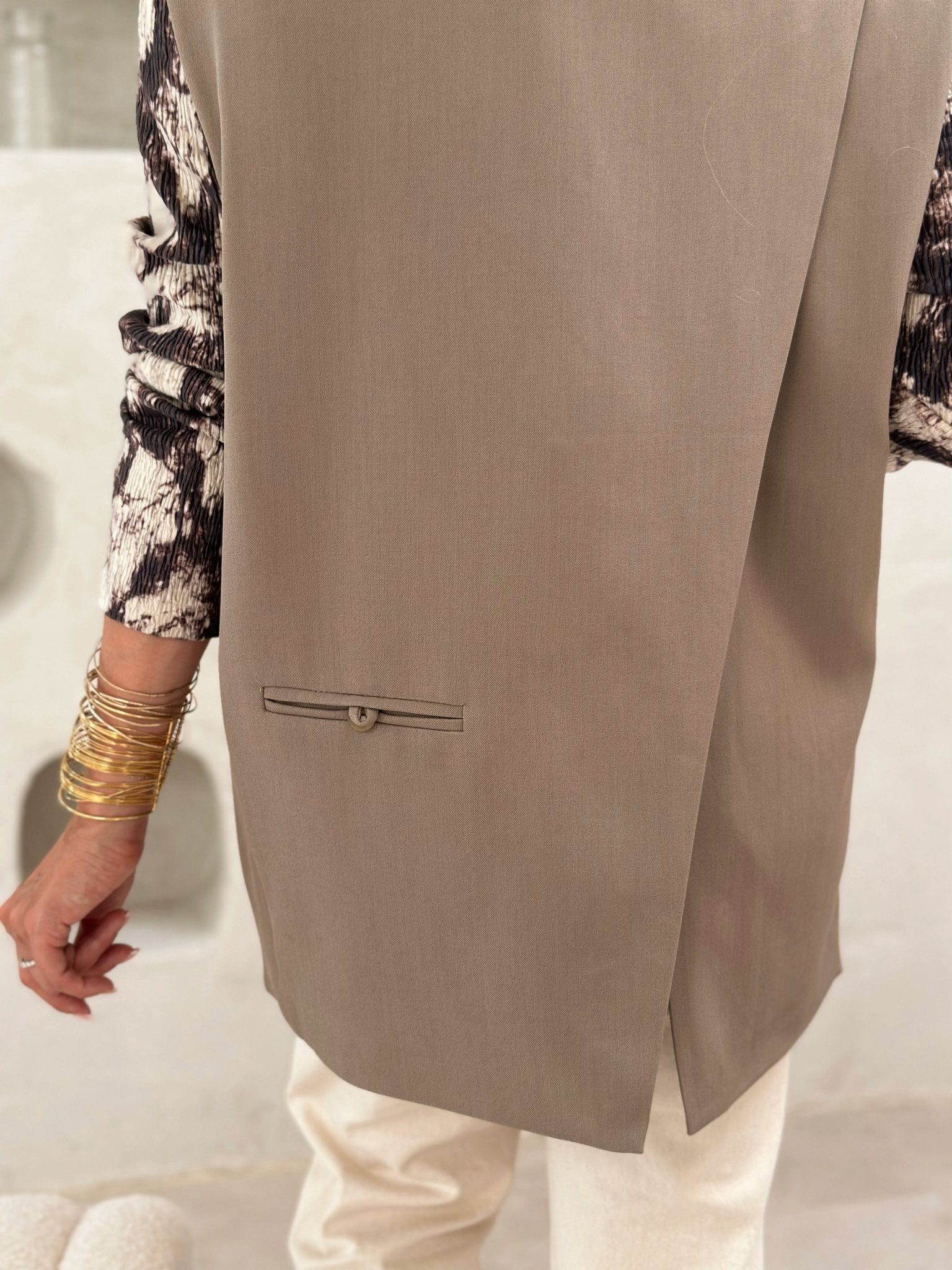 Paris Couture™ | La veste sans manche taupe