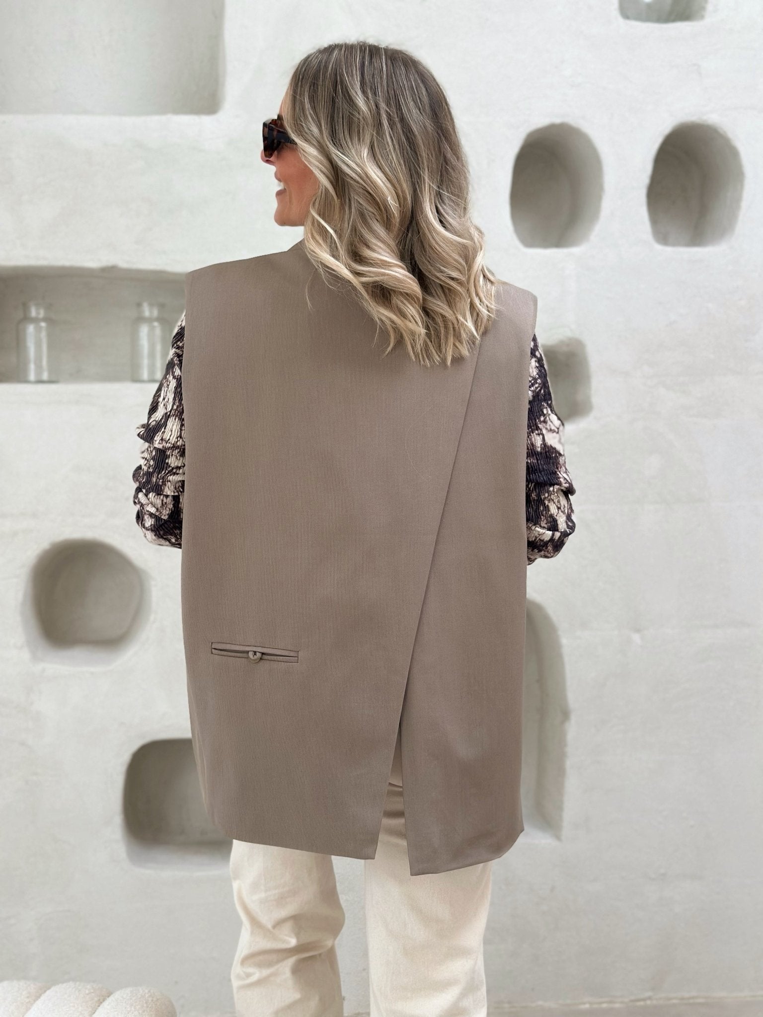 Paris Couture™ | La veste sans manche taupe