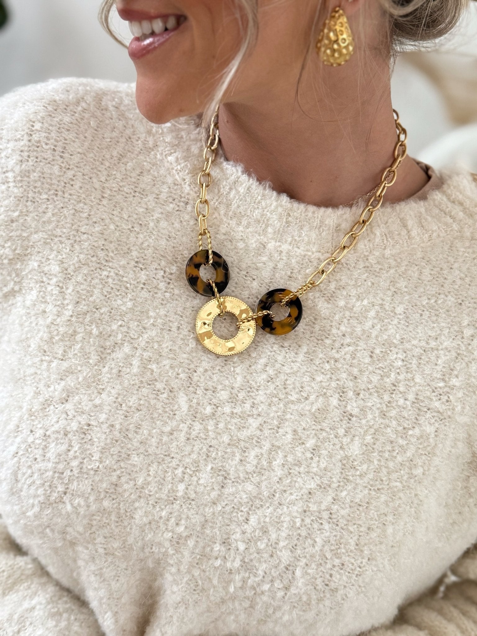 Paris Couture™ | Le pull beige casse